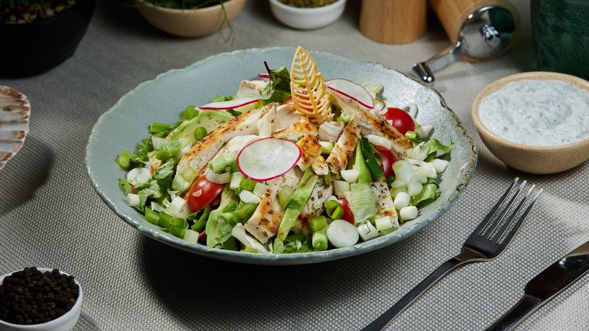 Salată de pui marinat cu avocado